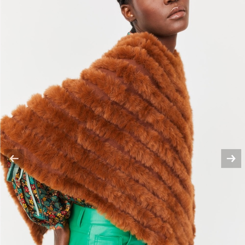 NWOT Jayley faux fur - Picture 3 of 3